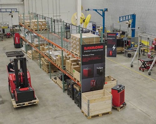 Gaffeltruckkørsel i Raymond Corporations lager.