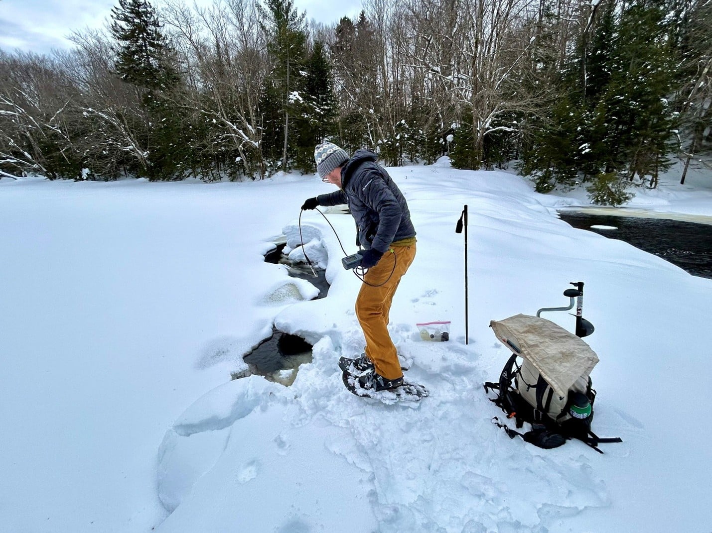 AWI Sampling at a frozen Lake Rondaxe