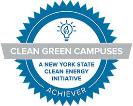 Badge læsning "Clean Green Campuses Achiever, A New York State Energy Initiative"